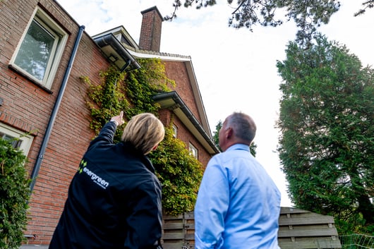 Home Power Audit — energieadviseur analyseert een woning
